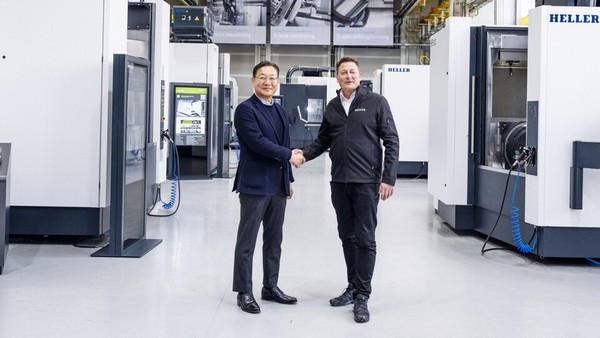 김원종 DN솔루션즈 대표(왼쪽)와 토르스텐 슈미트 HELLER  대표가 독일 HELLER 본사에서 기념촬영하고 있다. (사진 : DN솔루션즈)