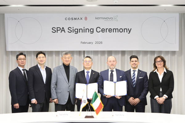 SPA 체결식에 참석한 양사(코스맥스-케미노바)관계자들 (사진 : 코스맥스)