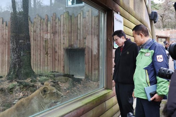 박형준 부산시장이 25일 부산 초읍 어린이대공원에 있는 동물원 '삼정더파크' 인수를 앞두고 현장을 둘러보고 있다.  (사진 : 부산시 제공)